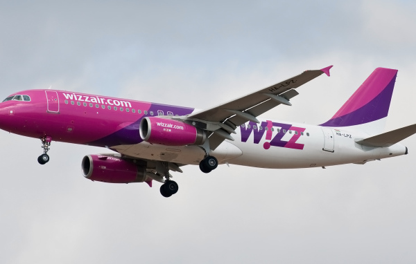 Взлет самолета Airbus авиакомпании Wizz Air  
