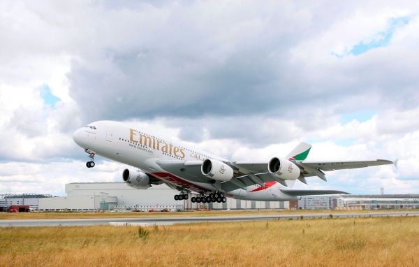 Самолет Airbus A380 авиакомпании Emirates на взлетной полосе 