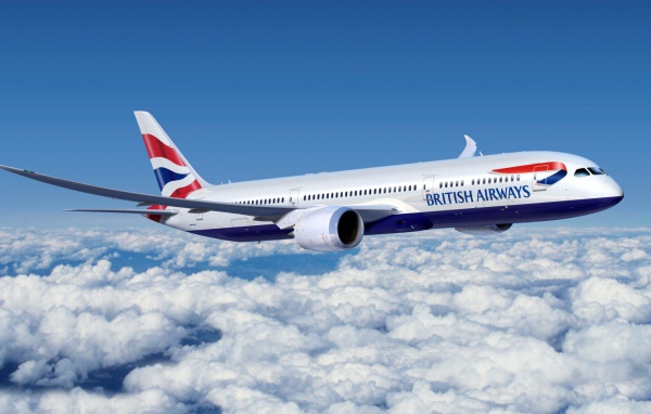 Самолет Boeing 777 авиакомпании British Airways летит над облаками 