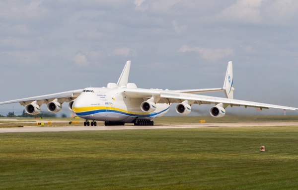 Самолет  АН-225 « Мрия» в аэропорту Праги