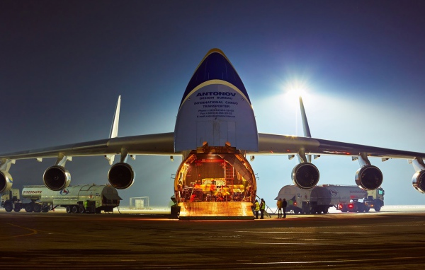Разгрузка транспортного самолета Ан 225 Мрия в аэропорту города Алматы 