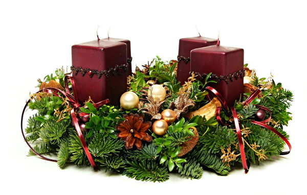 Бордовые свечи с рождественским венком на Рождество