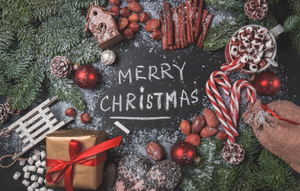 Подарки, угощения и праздничный декор на Рождество