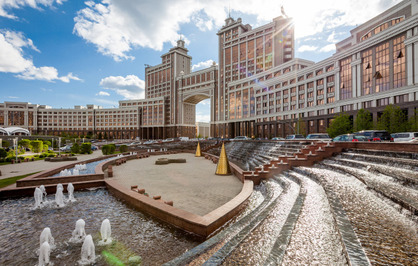 Красивое здание «Казмунай Газ»  город Астана 