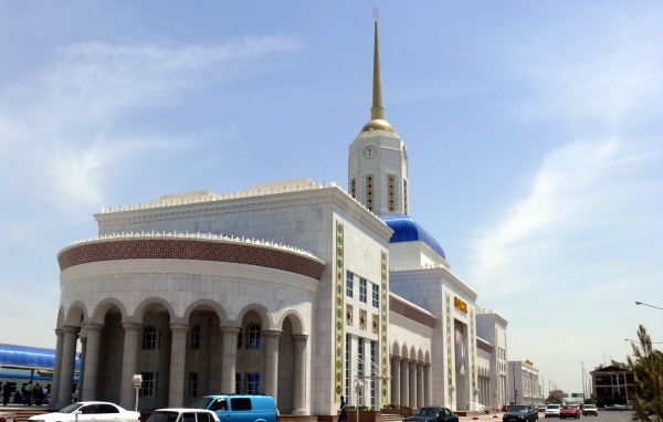 Красивое здание железнодорожного вокзала в Ашхабаде 