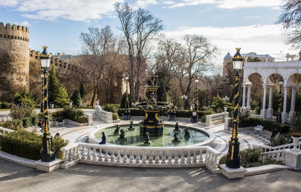 Красивый фонтан в Губернаторском саду Баку 