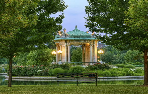 Красивая беседка в городском парке 