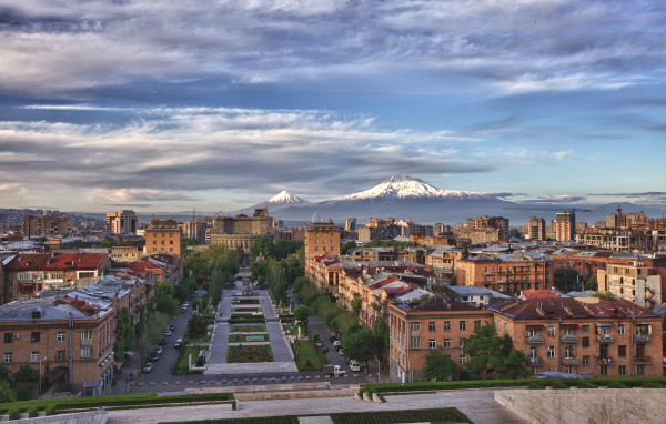 Город Ереван на фоне горы Арарат 