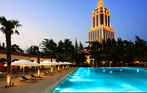 Вечерний вид на бассейн у гостиницы Шератон Батуми 