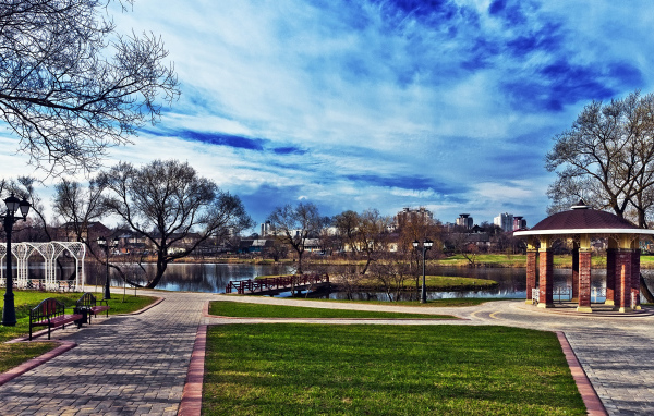 Лощицкий парк на фоне красивого неба город Минск 