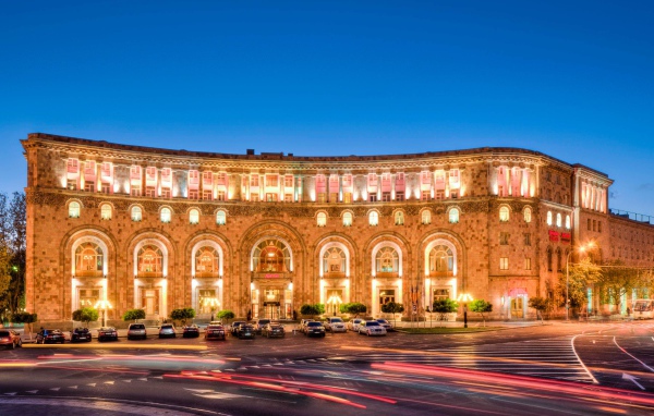 Отель Марриотт вечером город  Ереван 