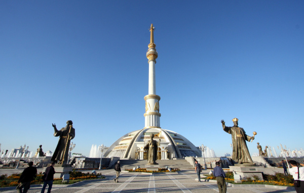 Монумент Независимости Туркменистана  город Ашхабад 