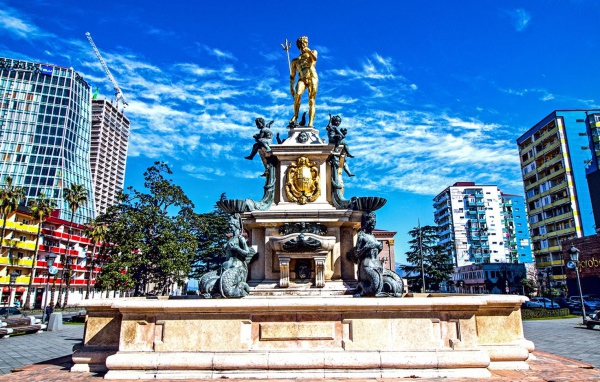 Памятник на проспекте Руставели Батуми 