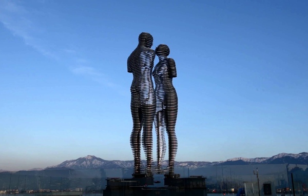 Движущиеся статуя Али и Нино набережная Батуми 