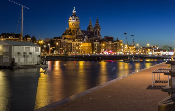 Церковь святого Николая ночью, город  Амстердам 