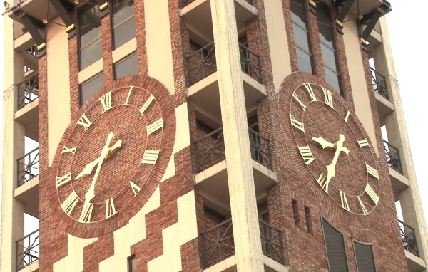 Часы на высотном здании Батуми 