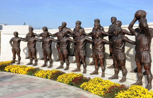 Памятник легендарному футбольному клубу «Арарат-73» в Ереване 