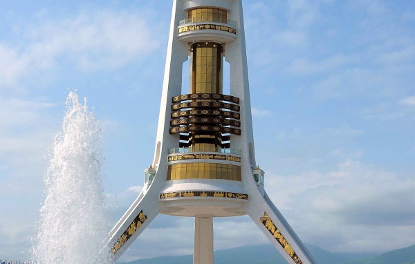 Уч Аяк Башня Свободы город Туркменистан  