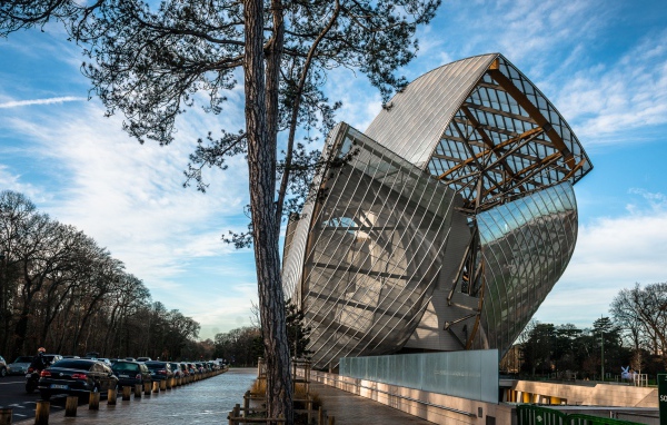 Необычное современное стеклянное здание,  Индия 