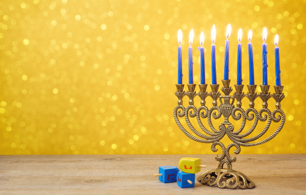 Красивый старинный подсвечник с голубыми свечами