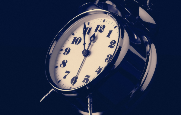 Черный металлический будильник 