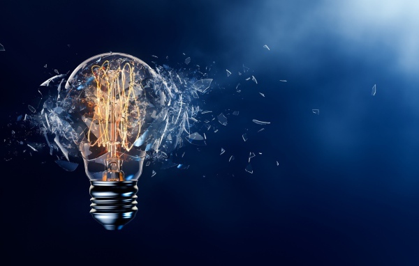 Разбитая раскаленная лампочка 