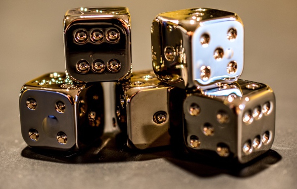 Золотые игральные кости 