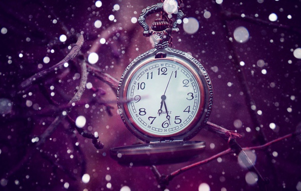 Карманные часы на фиолетовом фоне 