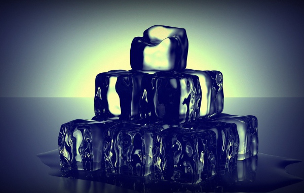 Пирамида их подтаявших кубиков льда 