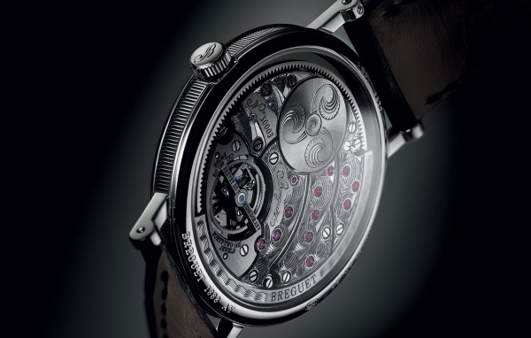 Стильные часы Breguet на черном фоне 