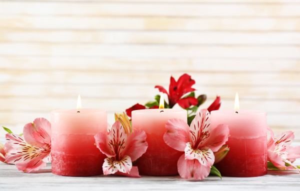 Три розовых свечи с цветами амариллиса