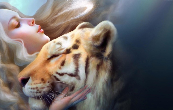 Красивая молодая девушка с тигром