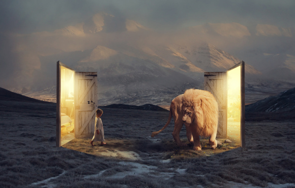 Маленькая девочка идет в фантастическую дверь у белому льву