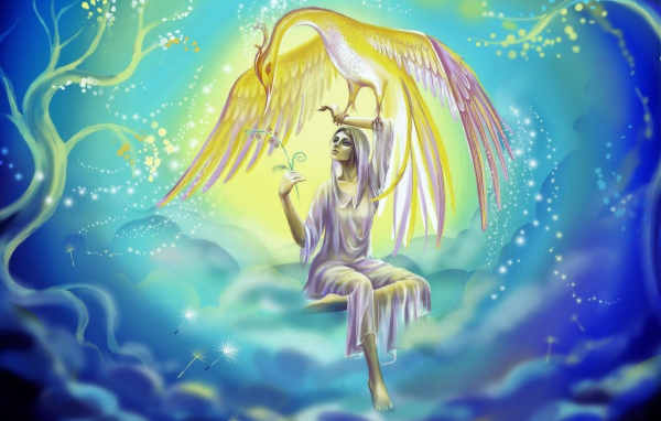 Красивая фантастическая девушка держит на руке птицу феникс