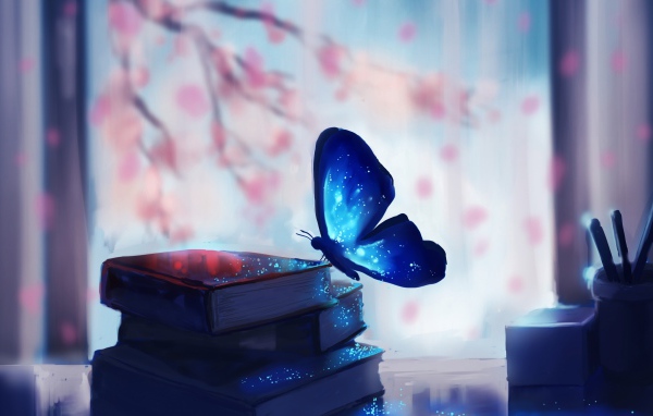 Голубая волшебная бабочка сидит на книгах