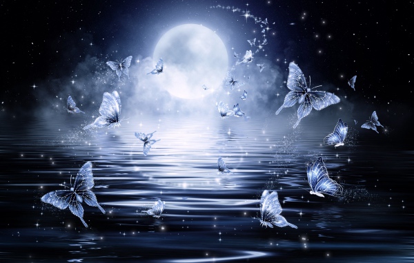 Фантастические неоновые голубые бабочки на фоне луны