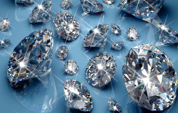 Яркие драгоценные камни бриллианты на голубом фоне