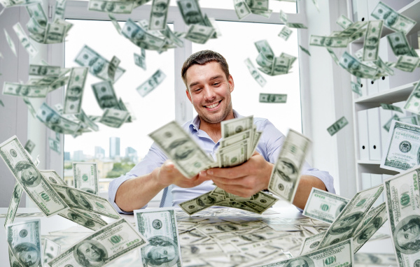 Улыбающийся мужчина разбрасывает доллары