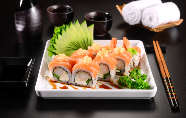 Аппетитные японские суши с красной рыбой 