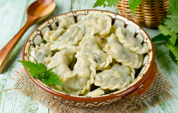 Аппетитные вареники на тарелке с ложкой 