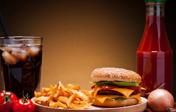 Аппетитная еда из фаст фуда на столе