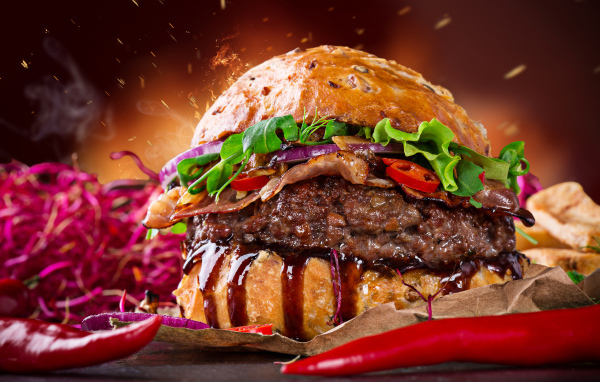 Аппетитный гамбургер с зеленью и острым перцем 