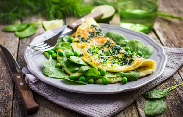 Аппетитный омлет с зелеными горошком и зеленью