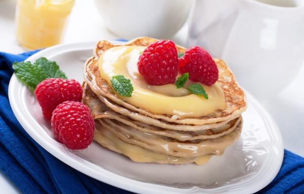 Аппетитные оладьи со сгущенкой и малиной