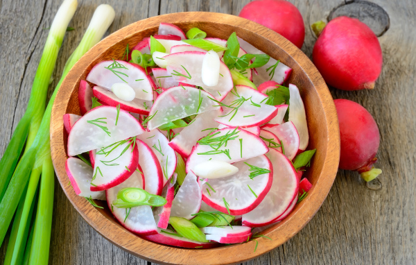 Аппетитный салат со свежего редиса с зеленым луком