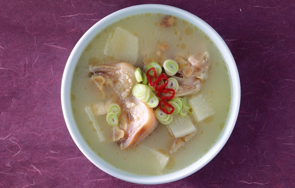 Аппетитный суп с морепродуктами и зеленым луком вид сверху