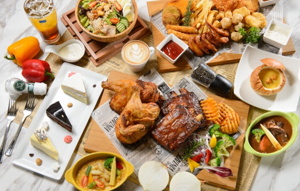 Аппетитный натюрморт еды из фаст фуда на столе