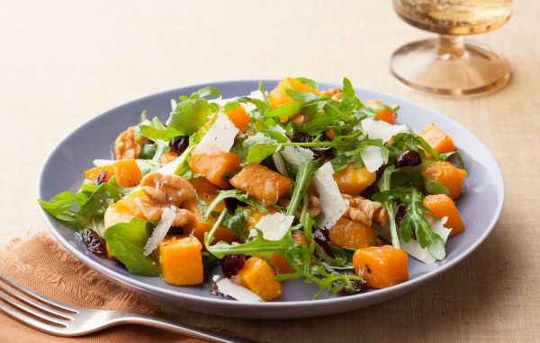 Аппетитный овощной салат на столе 