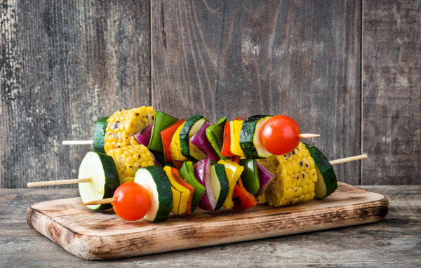 Аппетитный овощной шашлык на разделочной доске