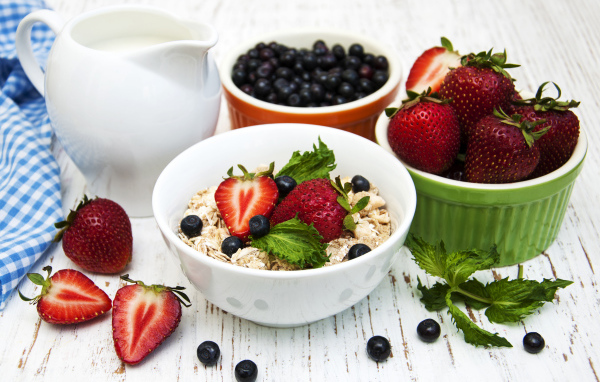 Ягоды клубники и черники на завтрак с овсяными хлопьями